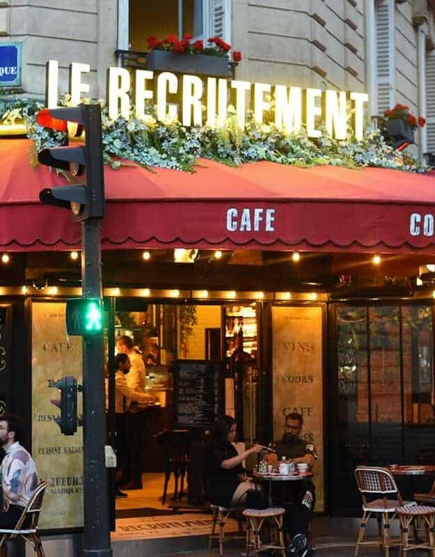 Exterior of Paris cafe Le Recrutement