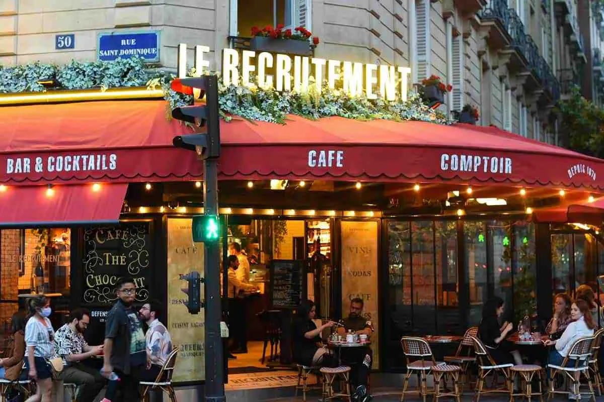 Exterior of Paris cafe Le Recrutement